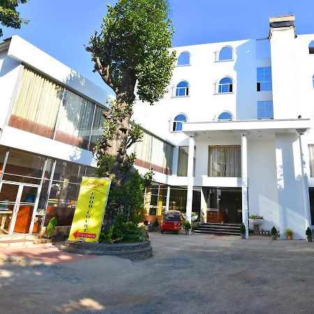 באדולה Capitalcity Hotel מראה חיצוני תמונה